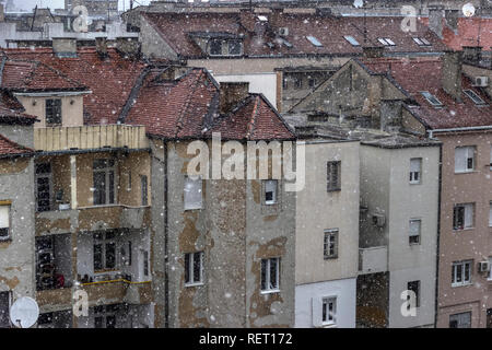 , Belgrade, Serbie - Usure des bâtiments résidentiels au cours de neige Banque D'Images