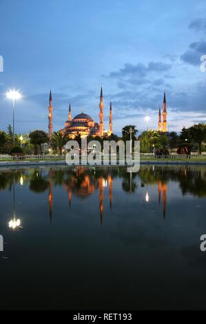 L'éclairage de la Mosquée bleue ou la Mosquée Sultan Ahmet, Istanbul, Turquie Banque D'Images