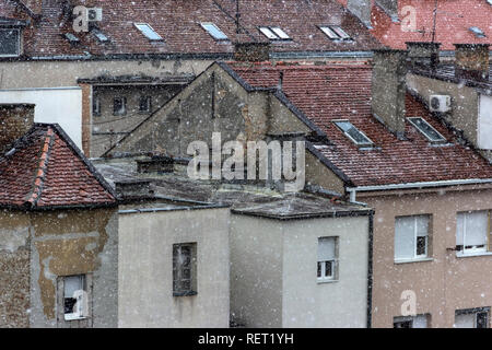 , Belgrade, Serbie - Usure des bâtiments résidentiels au cours de neige Banque D'Images