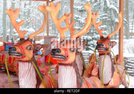 Brest, Biélorussie - 11 janvier 2019 : carrousel de Noël Père Noël et Rennes Banque D'Images