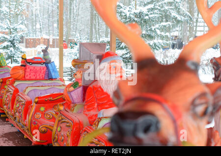 Brest, Biélorussie - 11 janvier 2019 : carrousel de Noël Père Noël et Rennes Banque D'Images