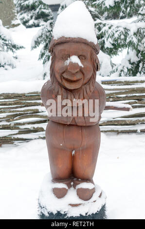 Brest, Biélorussie - 11 janvier 2019 : une statue d'un gnome fait de bois, parsemées de neige Banque D'Images