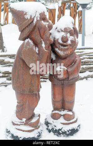 Brest, Biélorussie - 11 janvier 2019 : une statue d'un gnome fait de bois, parsemées de neige Banque D'Images