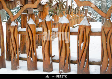 Brest, Biélorussie - 11 janvier 2019 : Clôture des piliers en bois sculpté dans le style ancien Banque D'Images