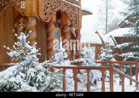 Brest, Biélorussie - 11 janvier 2019 : Terrasse maisons dans l'ancien style russe dans l'hiver avec les sapins blancs Banque D'Images