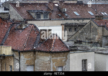 , Belgrade, Serbie - Usure des bâtiments résidentiels au cours de neige Banque D'Images