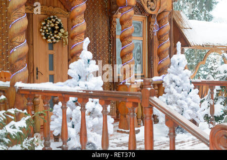 Brest, Biélorussie - 11 janvier 2019 : Terrasse maisons dans l'ancien style russe dans l'hiver avec les sapins blancs Banque D'Images