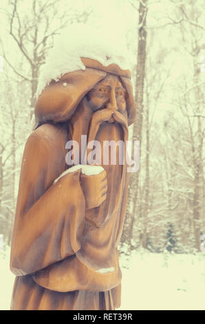 Brest, Biélorussie - 11 janvier 2019 : une statue en bois d'un vieil homme dans les traditions slaves Banque D'Images