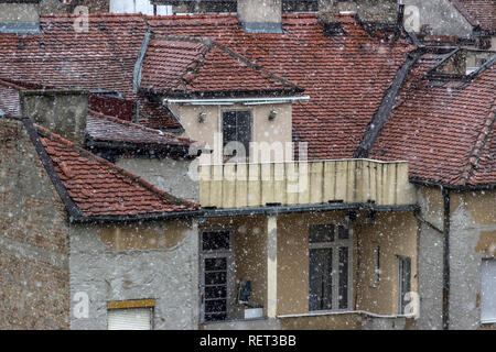 , Belgrade, Serbie - Usure des bâtiments résidentiels au cours de neige Banque D'Images