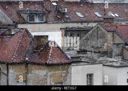 , Belgrade, Serbie - Usure des bâtiments résidentiels au cours de neige Banque D'Images