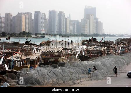 Port de pêche à l'horizon en face de la Corniche, Abu Dhabi, Émirats arabes unis, Moyen Orient Banque D'Images