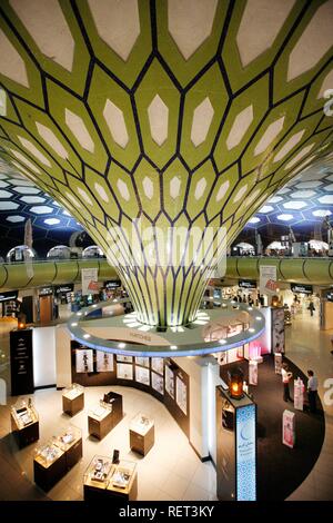 Duty Free Shop à l'aéroport d'Abu Dhabi, Abu Dhabi, Émirats arabes unis, Moyen Orient Banque D'Images