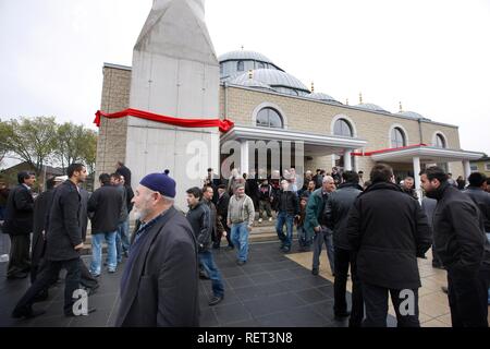 Les gens de quitter la mosquée Ditib-Merkez, plus grande mosquée en Allemagne, après la prière du vendredi, Duisburg-Marxloh Banque D'Images