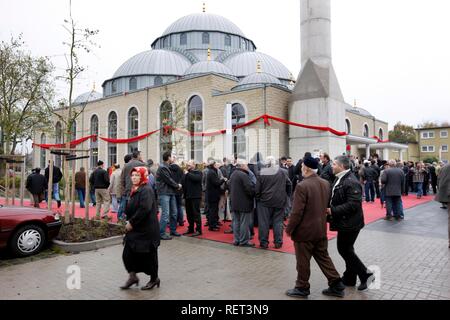 Les gens de quitter la mosquée Ditib-Merkez, plus grande mosquée en Allemagne, après la prière du vendredi, Duisburg-Marxloh Banque D'Images