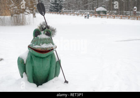 Brest, Biélorussie - 11 janvier 2019 : statue en bois vert d'une grenouille dans la neige Banque D'Images