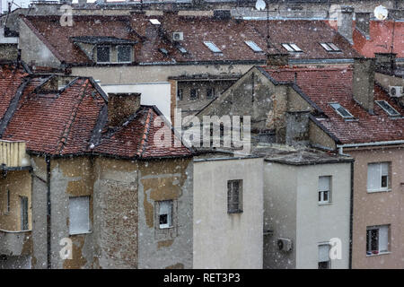 , Belgrade, Serbie - Usure des bâtiments résidentiels au cours de neige Banque D'Images