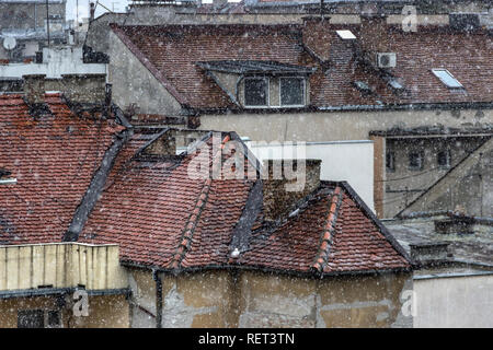 , Belgrade, Serbie - Usure des bâtiments résidentiels au cours de neige Banque D'Images