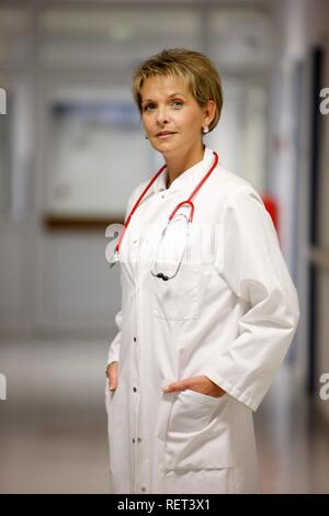 Femme médecin dans un couloir salle de l'hôpital Banque D'Images