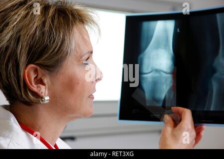 Femme médecin examinant une radiographie Banque D'Images