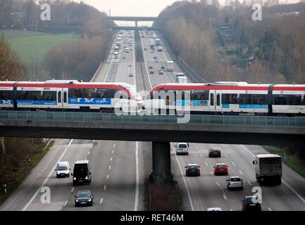 Train, train de banlieue, en traversant l'autoroute A3 près de Mettman, Erkrath, Rhénanie du Nord-Westphalie Banque D'Images