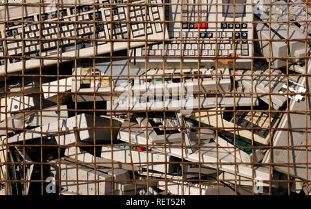 Tri des déchets électroniques, utilisé des pièces d'ordinateurs, claviers, à un chantier de recyclage, Allemagne Banque D'Images