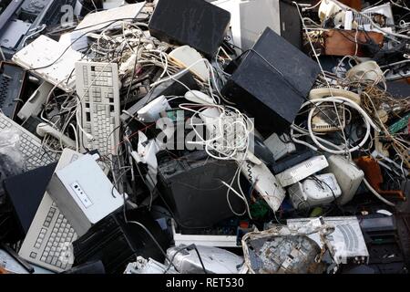 Tri des déchets électroniques, utilisé des pièces d'ordinateurs, à un chantier de recyclage, Allemagne Banque D'Images