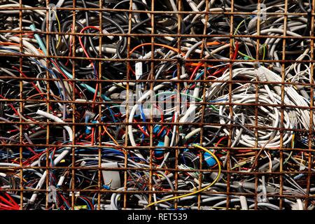 Tri des déchets électroniques, utilisé des pièces d'ordinateurs, à un chantier de recyclage, Allemagne Banque D'Images