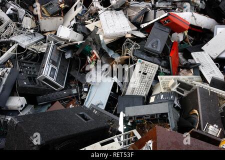 Tri des déchets électroniques, électroménager, à un chantier de recyclage, Allemagne Banque D'Images