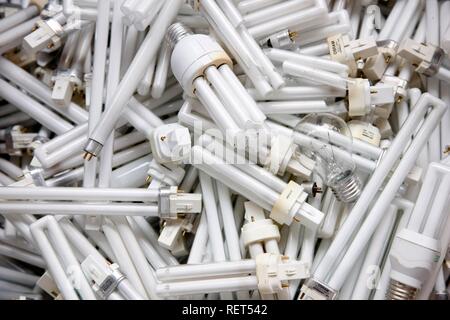 Endommagé et abandonné de faible énergie fluorescent tubes lampe pour l'immersion en un chantier de recyclage, Allemagne Banque D'Images