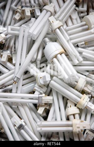 Endommagé et abandonné de faible énergie fluorescent tubes lampe pour l'immersion en un chantier de recyclage, Allemagne Banque D'Images