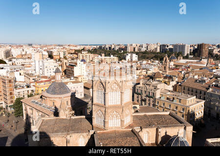 Regardant vers le bas sur la cathédrale de Valence par le haut de la tour de la cloche, l'Espagne, l'Europe Banque D'Images