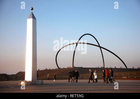 Obélisque et cadran solaire en face de l'Horizon Observatoire sur Hoheward déchetterie, Herten, Rhénanie du Nord-Westphalie Banque D'Images