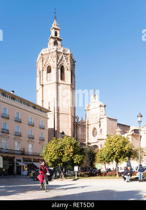 Vélo femme en face de la cathédrale de Valence, Espagne, Europe Banque D'Images