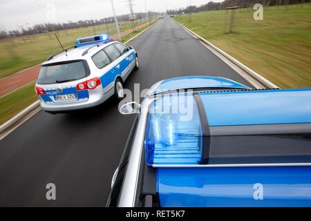 Voitures de police allemande, blue design, en action avec les sirènes de clignotant Banque D'Images