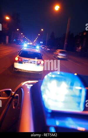 Voitures de police allemande, blue design, en action avec les sirènes de clignotant Banque D'Images