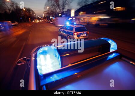 Voitures de police allemande, blue design, en action avec les sirènes de clignotant Banque D'Images