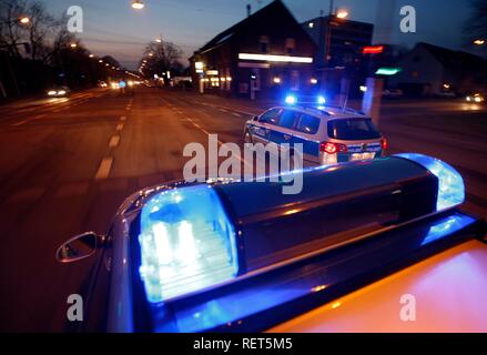 Voitures de police allemande, blue design, en action avec les sirènes de clignotant Banque D'Images