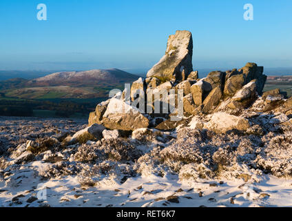 Rocher du Diamant sur la Stiperstones, Shropshire, avec Corndon Hill, Powys. Banque D'Images