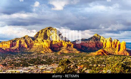 Panorama de la montagne et autres Lee rock rouge montagnes qui entourent la ville de Sedona en Arizona dans Coconino National Forest, États-Unis d'Amérique Banque D'Images