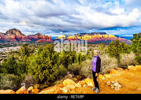 Femme au coucher de soleil sur Thunder Mountain et d'autres montagnes de roche rouge autour de la ville de Sedona en Arizona dans Coconino National Forest, États-Unis Banque D'Images