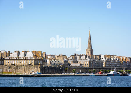 La ville fortifiée de Saint-Malo en Bretagne, France, avec le clocher de la cathédrale Saint-Vincent coller dehors au-dessus des bâtiments sur une journée ensoleillée. Banque D'Images