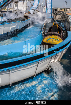 Fleuve sauvage log flume sur Palace Pier de Brighton Banque D'Images