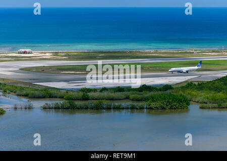 Montego Bay, Jamaïque - 27 mars 2015 : COPA Airlines avion sur la piste à l'aéroport international Sangster (MBJ) de la préparation pour le départ Banque D'Images