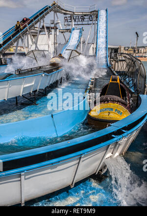 Fleuve sauvage log flume sur Palace Pier de Brighton Banque D'Images