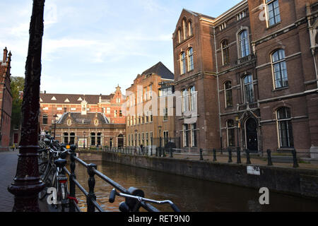 Bâtiments historiques le long du canal rues d'Amsterdam, Hollande, Pays-Bas Banque D'Images