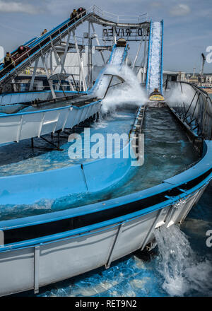 Fleuve sauvage log flume sur Palace Pier de Brighton Banque D'Images