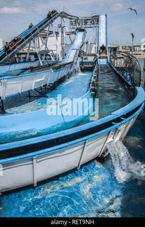 Fleuve sauvage log flume sur Palace Pier de Brighton Banque D'Images