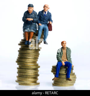 Photo symbole de la vieillesse, vieux couple et jeune homme, de figurines assis sur pile de pièces Banque D'Images