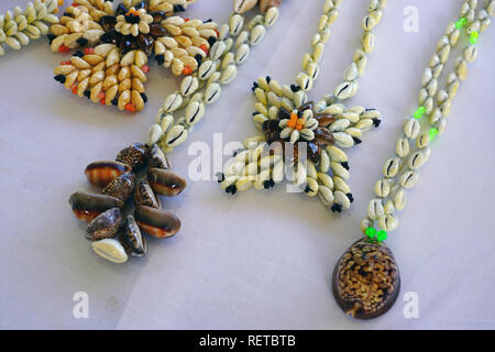 Artisanat traditionnel de bijoux fabriqués avec des coquillages des îles Gambier et Tuamotu en polynésie francaise Banque D'Images