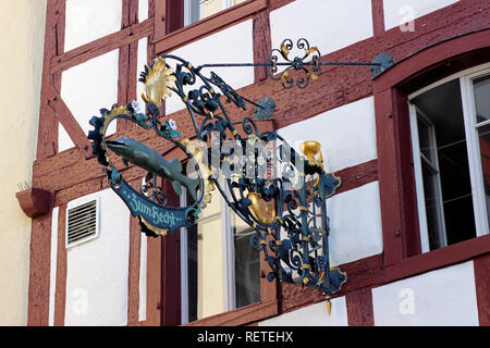 Zoug Zoug suisse Swiss Zuger Voir le lac de Zoug restaurant décoratifs signe sur fish restaurant Zum Hecht dans l'Altstadt Banque D'Images